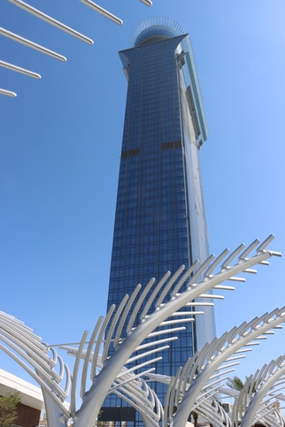 בניין תצפית אי הדקלים מתנשא לגובה של 240 מטר