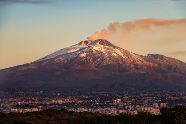 הר הגעש הגבוה באירופה- אטנה והעיר קטניה למרגלותיו (צילום: 