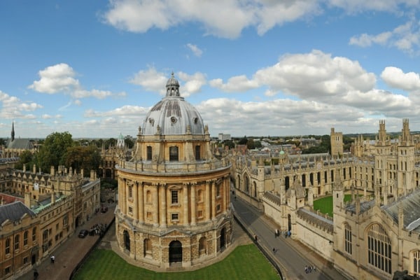 תיירים רבים בוחרים ללון באיזור אוניברסיטת אוקספורד