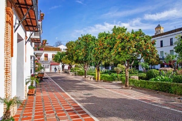 בין האזורים הפופולריים ללינה בקרב תיירים המגיעים למרביאה הוא, כיכר Plaza de los Naranjos (צילום: 