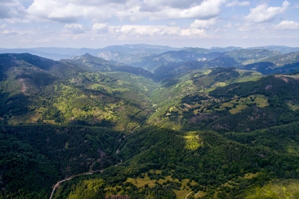 הכפרים מפוזרים בין רכסי ההרים הירוקים