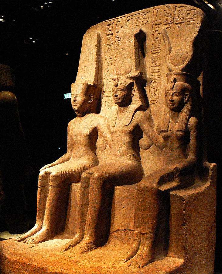 פסל רעמסס השני עם אמון וחאתור הארמון המצרי (צילום: https://www.flickr.com/photos/robven/ , רישיון) (צילום: 