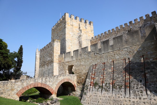 ביצורי הטירה התחילה בתקופה הרומית במאה הראשונה לפנה