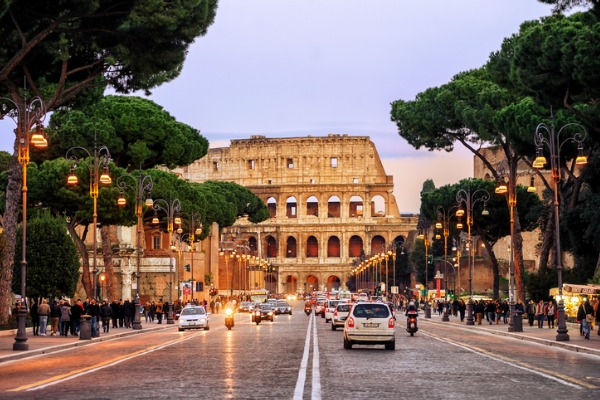 תנועת מכוניות בויאה דיי פורי אימפריאלי המוביל לקולוסיאום ברומא