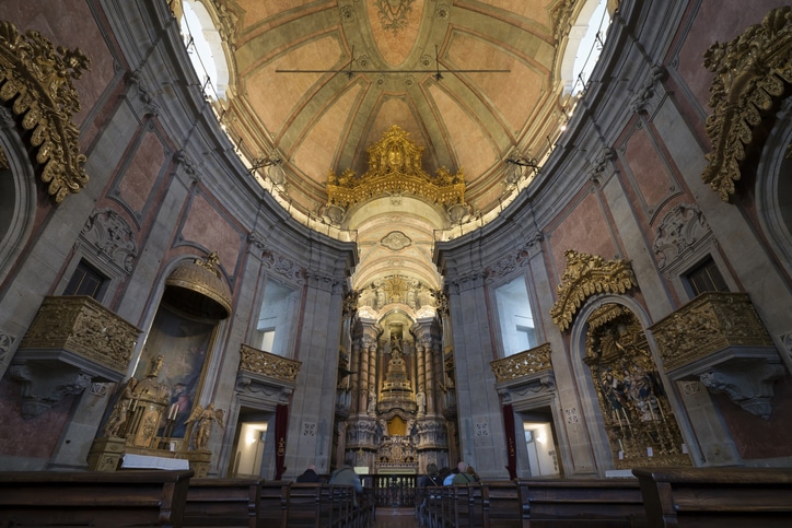 ניתן להתפעל מפנים כנסיית קלריגוש המעוצבת בסגנון הבארוק