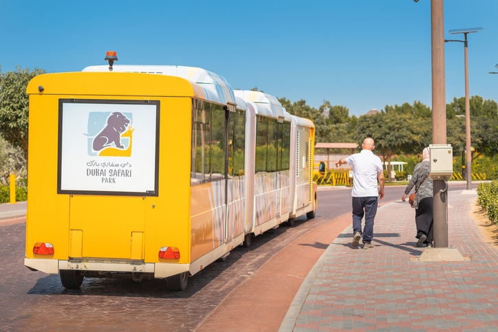 ניתן לסייר ברחבי הפארק בעזרת אוטובוס התיירים