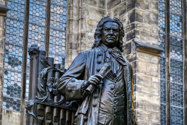 אנדרטה למלחין הידוע יוהאן סבסטיאן באך מול כנסיית Thomaskirche בלייפציג