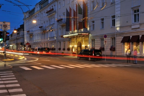 תנועה באחד הרחובות הראשיים בזלצבורג בלילה