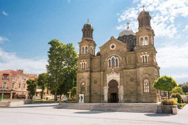 הלינה סביב כנסיית קיריל ומתודיוס פופולרית מאוד בקרב תיירים הבוחרים ללון בבורגס