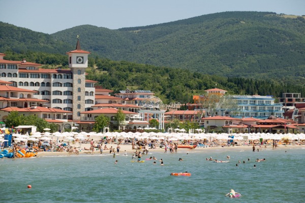 החוף והטיילת של סאני ביץ' מושכים תיירים רבים הבוחרים ללון בקרבת החוף