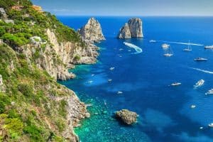 מים כחולים וצוקים מרשימים באי האיטלקי קאפרי