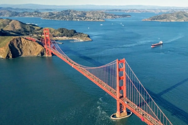 ניתן לראות את גשר הזהב בעת השייט במפרץ סן פרנסיסקו