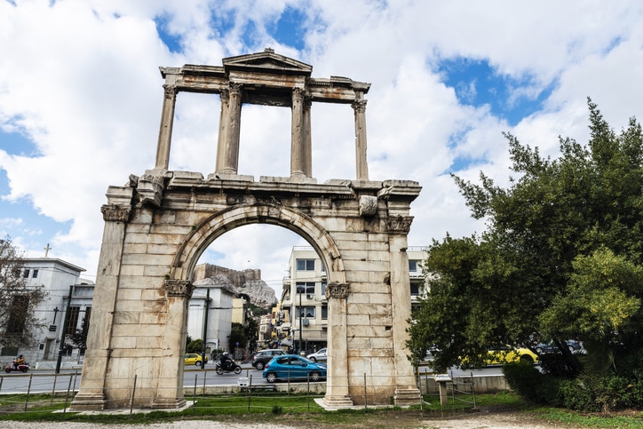 שער אדריאנוס- נבנה שנה לאחר סיום בניית מקדש זאוס