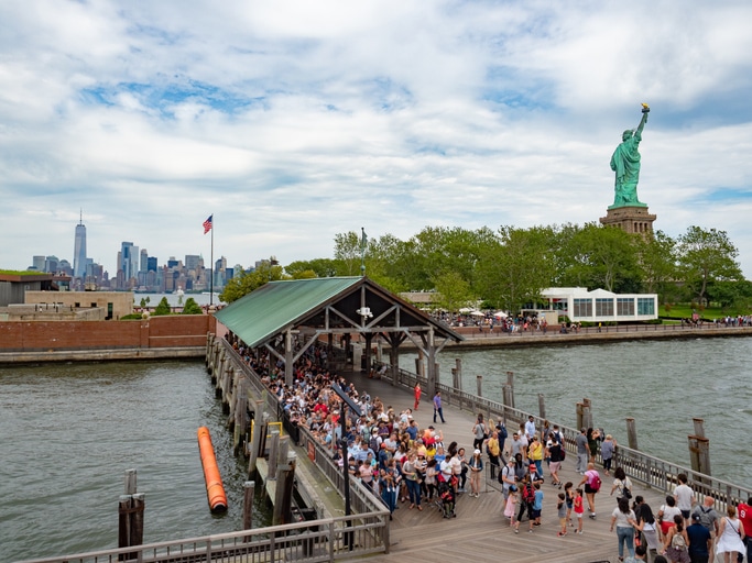 תיירים מחכים למעבורת באי החירות חזרה לניו יורק