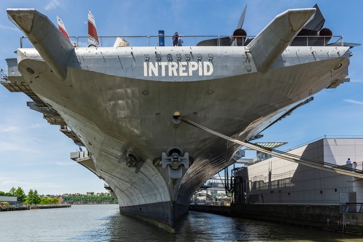 מוזיאון אינטרפיד בנוי כספינה עצומה הצפה על פני המים של ניו יורק