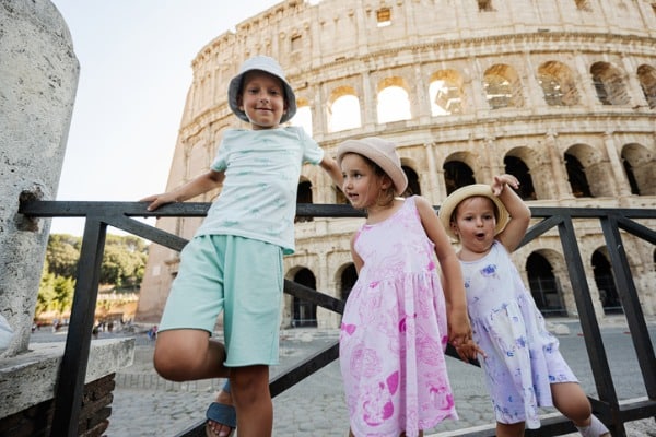 ילדים משתעשעים בחזית הקולוסיאום שברומא