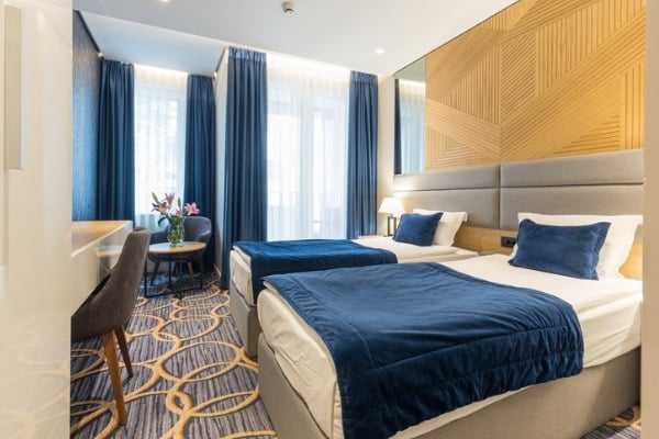 חדר שינה עם שתי מיטות במלון פאר