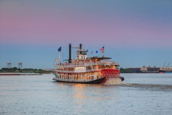 ספינת קיטור שטה על פני נהר המיסיסיפי