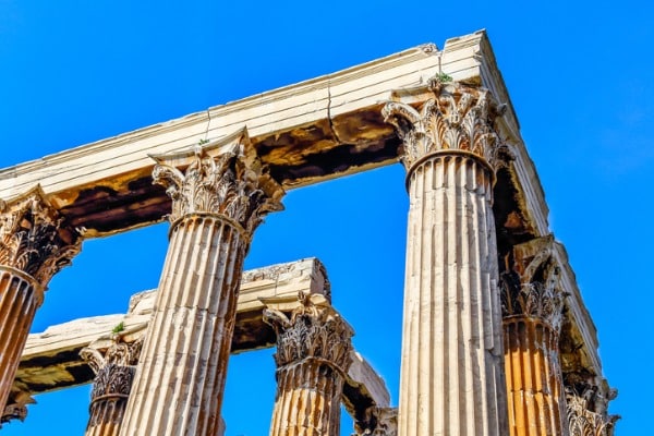 תוכלו לראות עמודים מעוצבים בסגנון אדריכלי שמקורו בקורינתוס העתיקה
