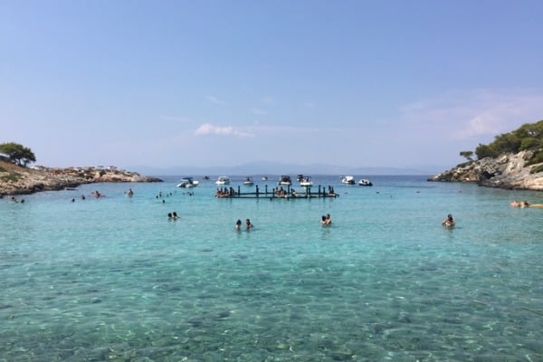 חלק חשוב מחווית השייט באיי יוון היא הרחצה במים הצלולים (בתמונה חוף אפוניסוס)