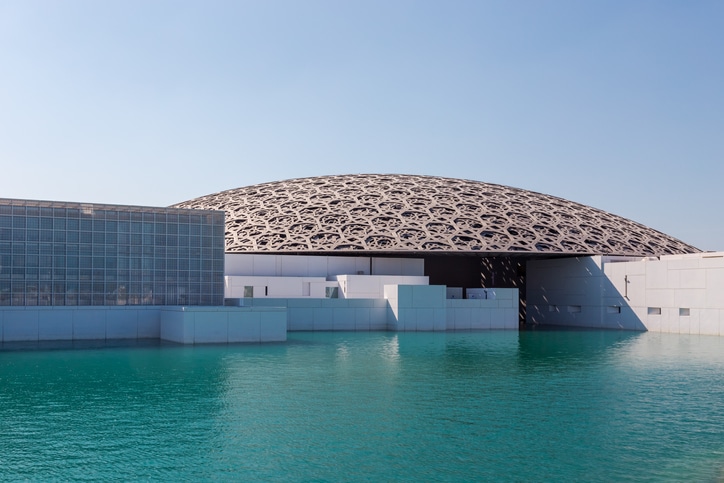 מוזיאון הלובר באבו דאבי במבט מהמים - פלא אדריכלי ששווה לחקור