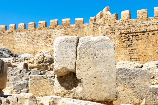 במבצר אקרופוליס תוכלו לחזות בתחריטים עתיקים
