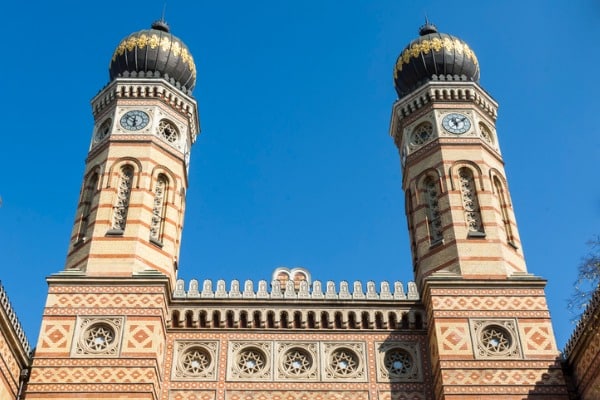 הצריחים מעוצבים בסגנון ספרדי-מוסלמי עם לוחות הברית באמצע