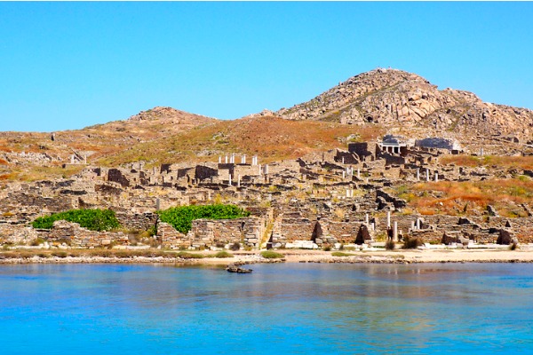 האי דלוס עם שפע של שרידים ארכיאולוגים ממגוון תקופות