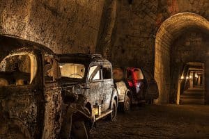 מכוניות במנהרת בורבון בנאפולי התת קרקרעית