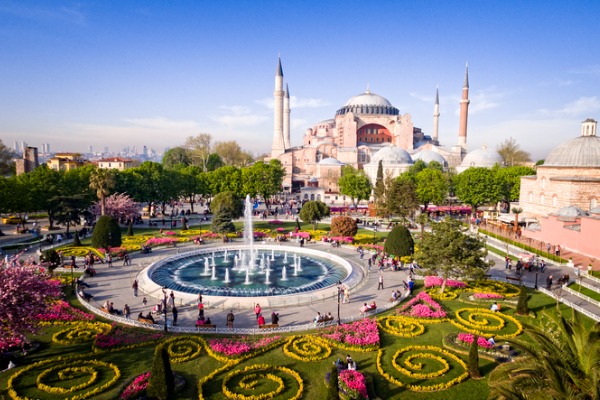 האגיה סופיה הינו מסגד היסטורי המשמש כיום כמוקד עלייה מרכזי באיסטנבול
