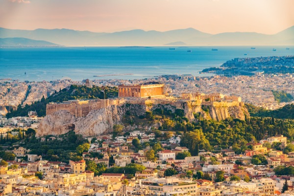מראה פנורמי של אתונה ובמרכז אתר האקרופוליס המפורסם הניצב בראש גבעה