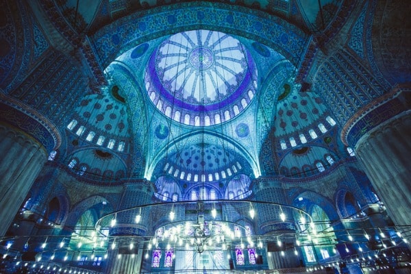קירותיו הפנימיים של המסגד מעוטרים באריחים כחולים ולכן נקרא 