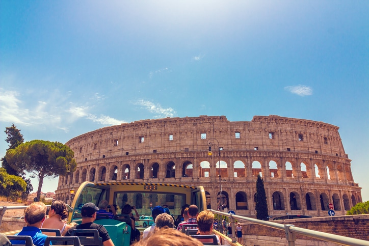 אוטובוס התיירים ברומא על רקע הקולוסיאום