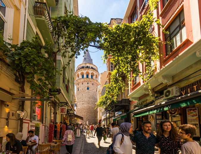 המגדל ממוקם ברובע גלאטה באיסטנבול