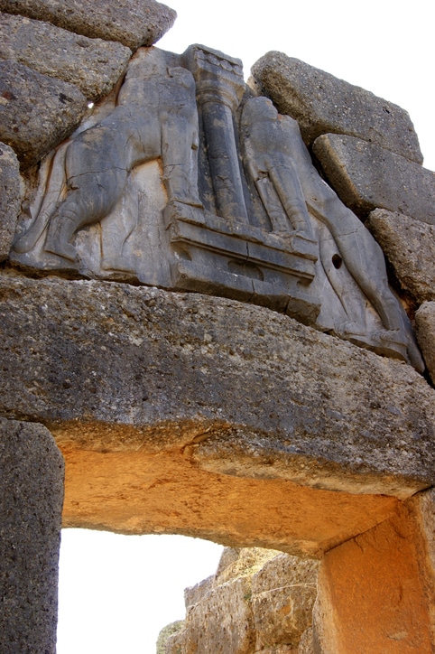 שער האריות המפורסם של העיר העתיקה מיקנה מסותת באבן