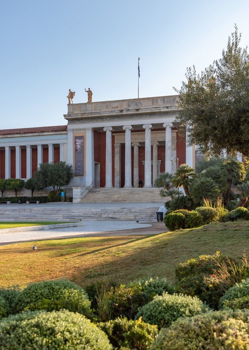 החזית המפוארת והיפה של מבנה המוזיאון הלאומי לארכיאולוגיה 