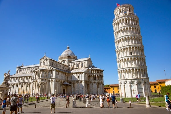תיירים מבקרים בקתדרלה ובמגדל הנטוי של פיזה