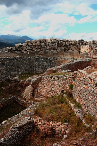 הריסות החומה של העיר העתיקה מיקנה שמרמזות על עוצמת המקום בעבר