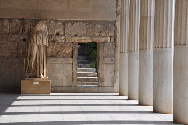 עמודי השייש של האגורה העתיקה באתונה יוצרים צללים סימטריים על רצפת המבנה