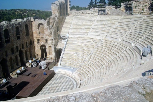 התאטרון האבן העתיק והמרשים שבאפידאורוס 