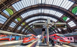 רכבות מהירות מודרניות בתחנת הרכבת המרכזית של מילאנו