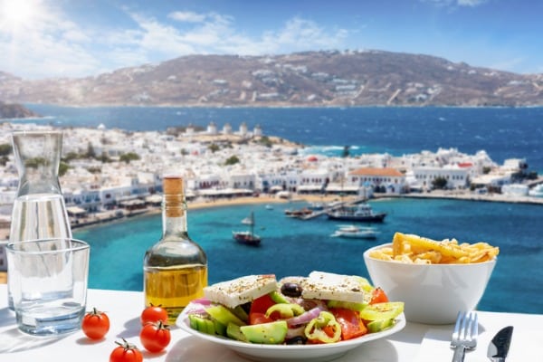 אוכל יווני מסורתי על רקע האי מיקונוס, יוון