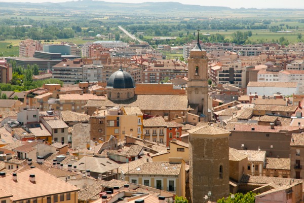 גגות הרעפים הכתומים בעיר וסקה, ספרד
