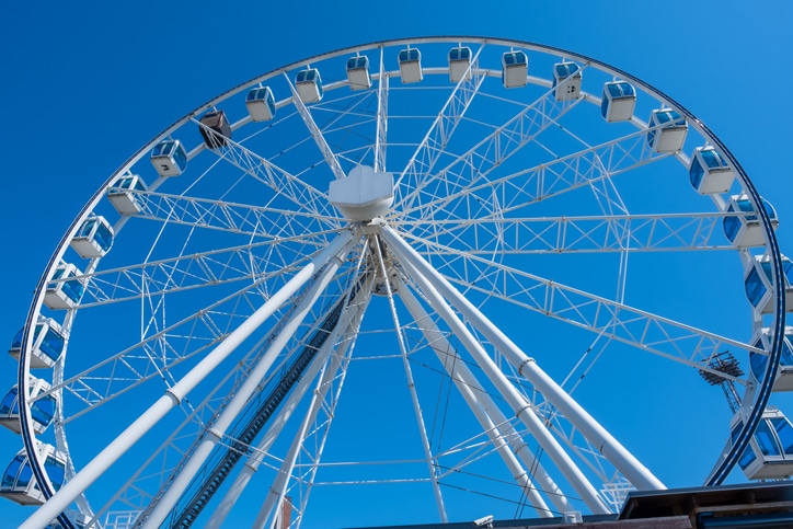 הגלגל ענק מתנשא לגובה של 40 מטרים ובו 30 קרונות