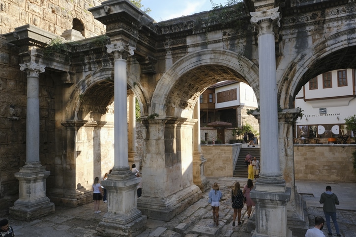 תיירים בעיר העתיקה של אנטליה