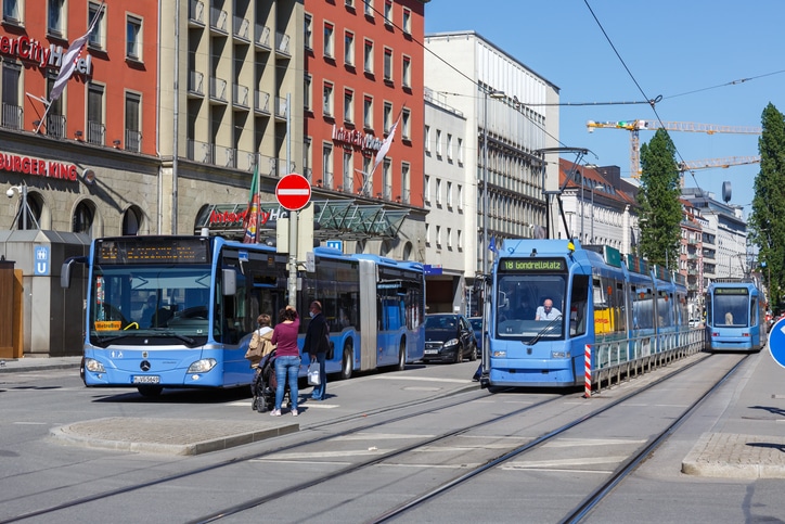 התחבורה הציבורית במינכן מאוד נוחה, ואין צורך לנסוע עם רכב שכור בעיר