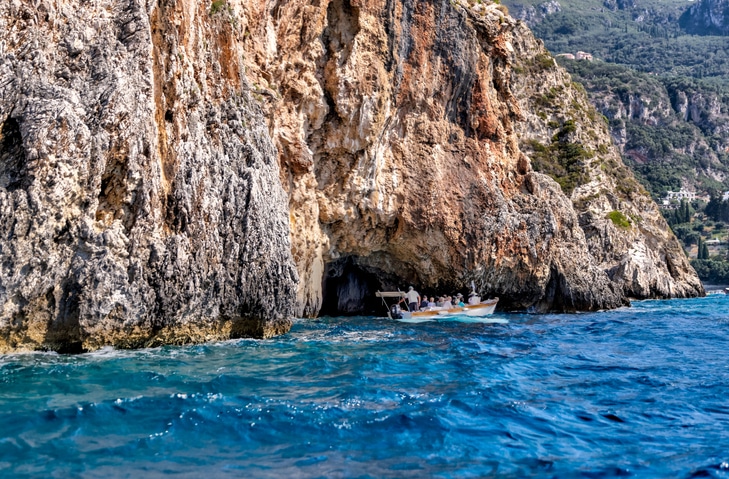 סירה נכנסת למערות באזור קורפו, יוון