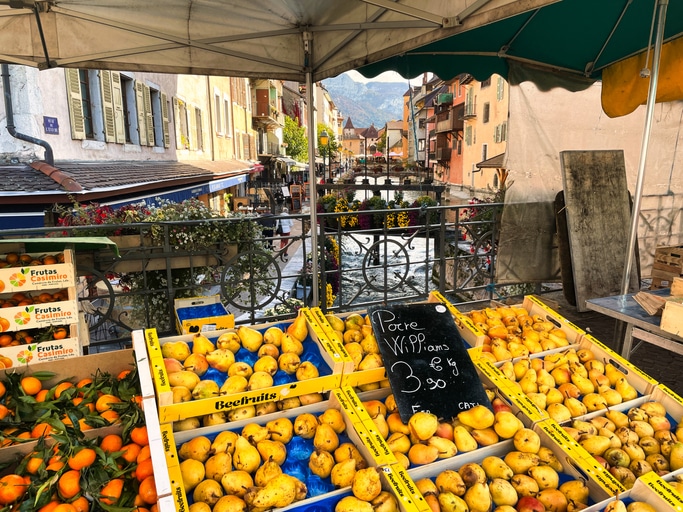 דוכן בשוק בעיר אנסי שבחבל רון-אלפ, צרפת