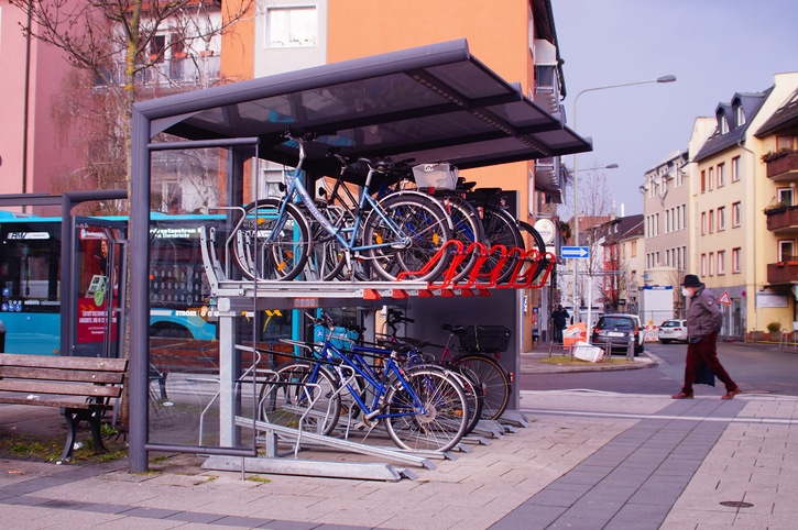 חניית אופניים סמוך לתחנת מטרו