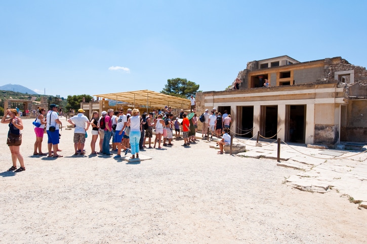 תור בכניסה לארמון קנוסוס בחודש יולי